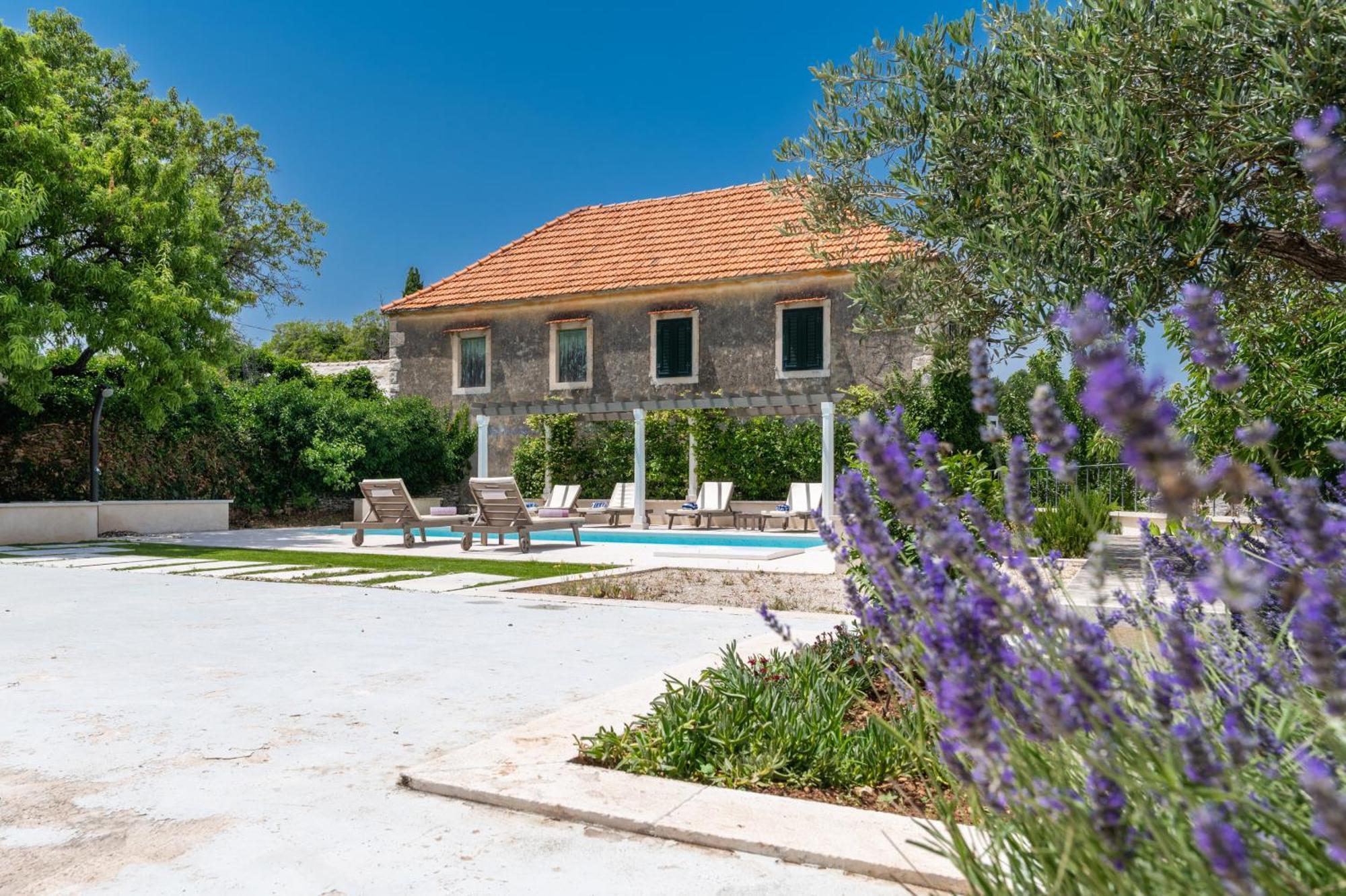 Villa Komelo Škrip Екстериор снимка